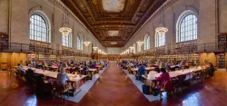 Vue panoramique d'une salle de lecture de la New York Public Library 